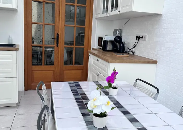 Holiday home Maison Avec Jardin Au Centre De